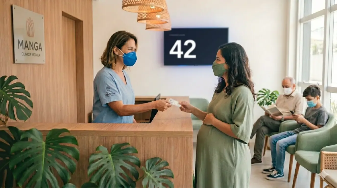 Recepcionista entregando uma senha para uma paciente em uma clínica organizada